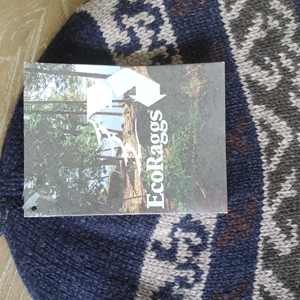 Earflap knit hat with tassels - Picture 3 of 6